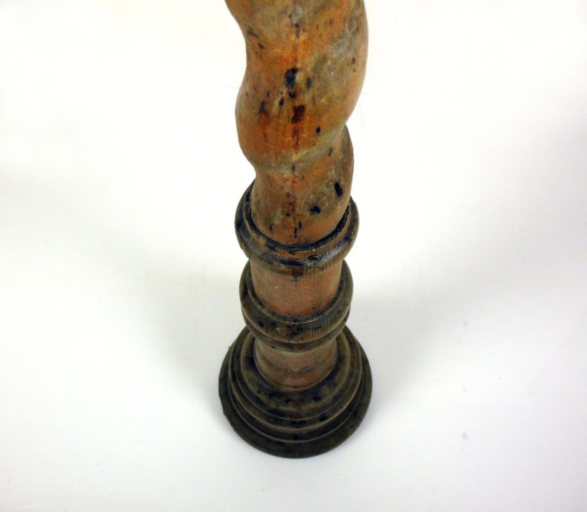 Antikes Paar Kerzenleuchter (18.Jh.)Holz geschnitzt; mehrfach profilierter Sockel und Schaft; die - Bild 5 aus 5
