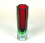 MURANO-Vase (2.H.20.Jh.)6-kantig geschliffen; farbloses Glas mit grün/rotem Unterfang; H: 26,5 cm;