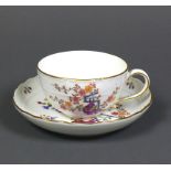 Tasse (Meissen, Mitte 20.Jh.)mit UT; farbiger Drachendekor mit Blüten; Goldrand; bl. Schwertermarke,