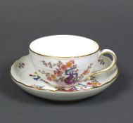 Tasse (Meissen, Mitte 20.Jh.)mit UT; farbiger Drachendekor mit Blüten; Goldrand; bl. Schwertermarke,