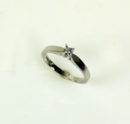 Damenring14ct WG; besetzt mit 1 Brillant von 0,06ct; P1W; 2,5g; Ringgr. 54; Expertise liegt bei