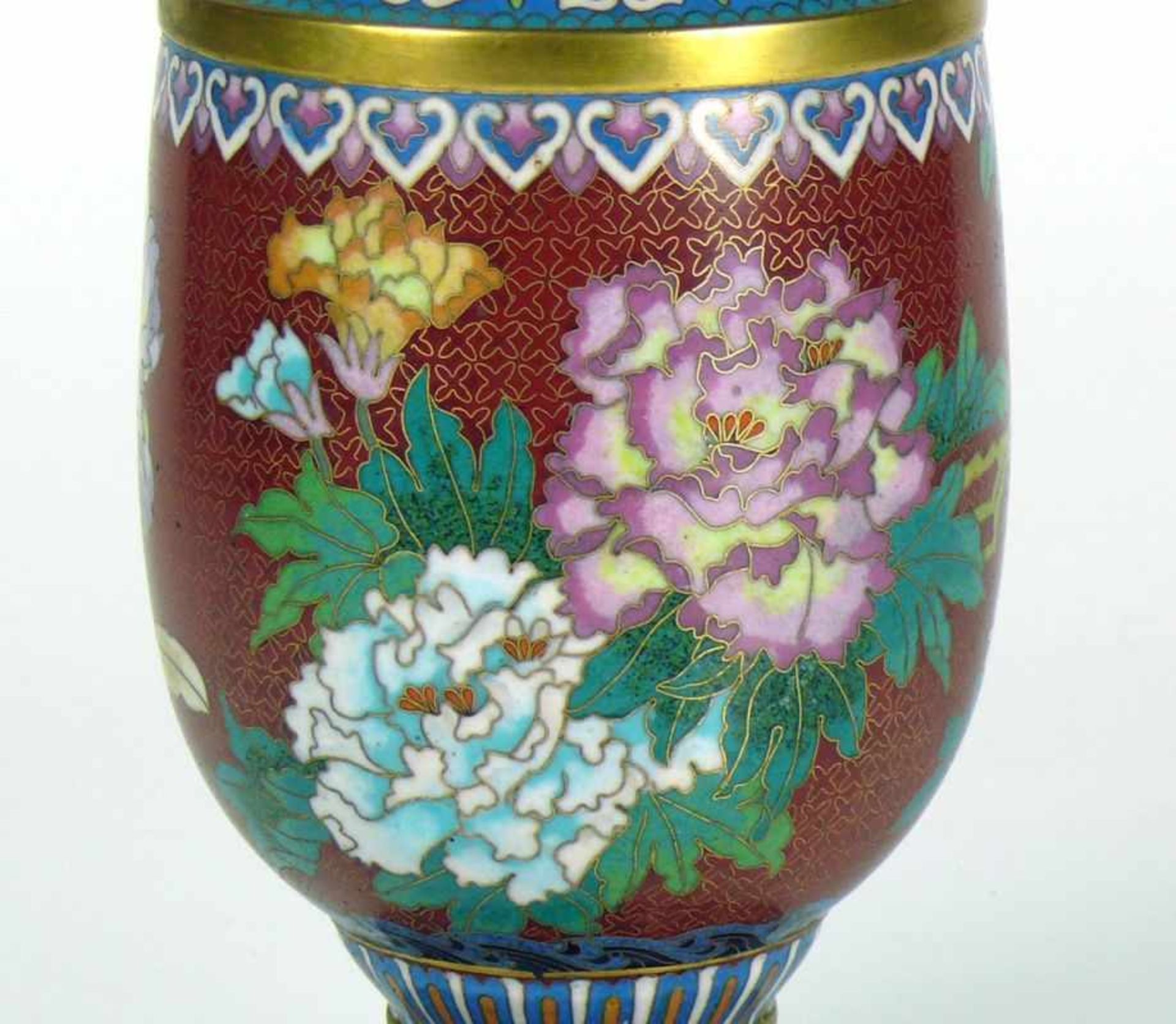 Cloisonné-Vase (China)auf rotem Grund farbiger Blütendekor mit Vogel; H: 26 cm; D: 8,5 cm - Image 2 of 3