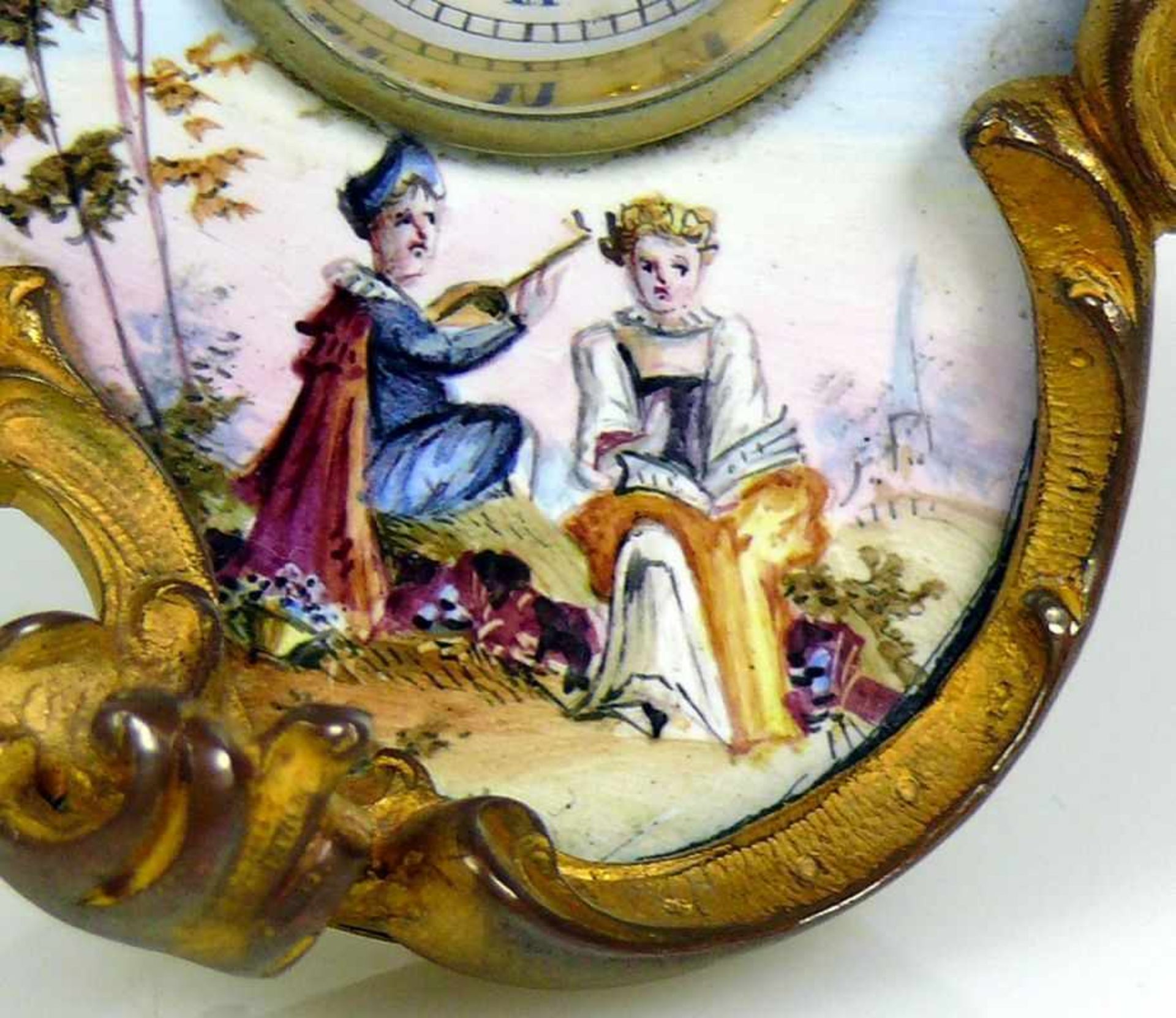 Miniatur-Uhr (2.H.19.Jh.)hochformatiger, floral geschwungener Gehäuserahmen in Bronze; rückseitig - Bild 4 aus 6