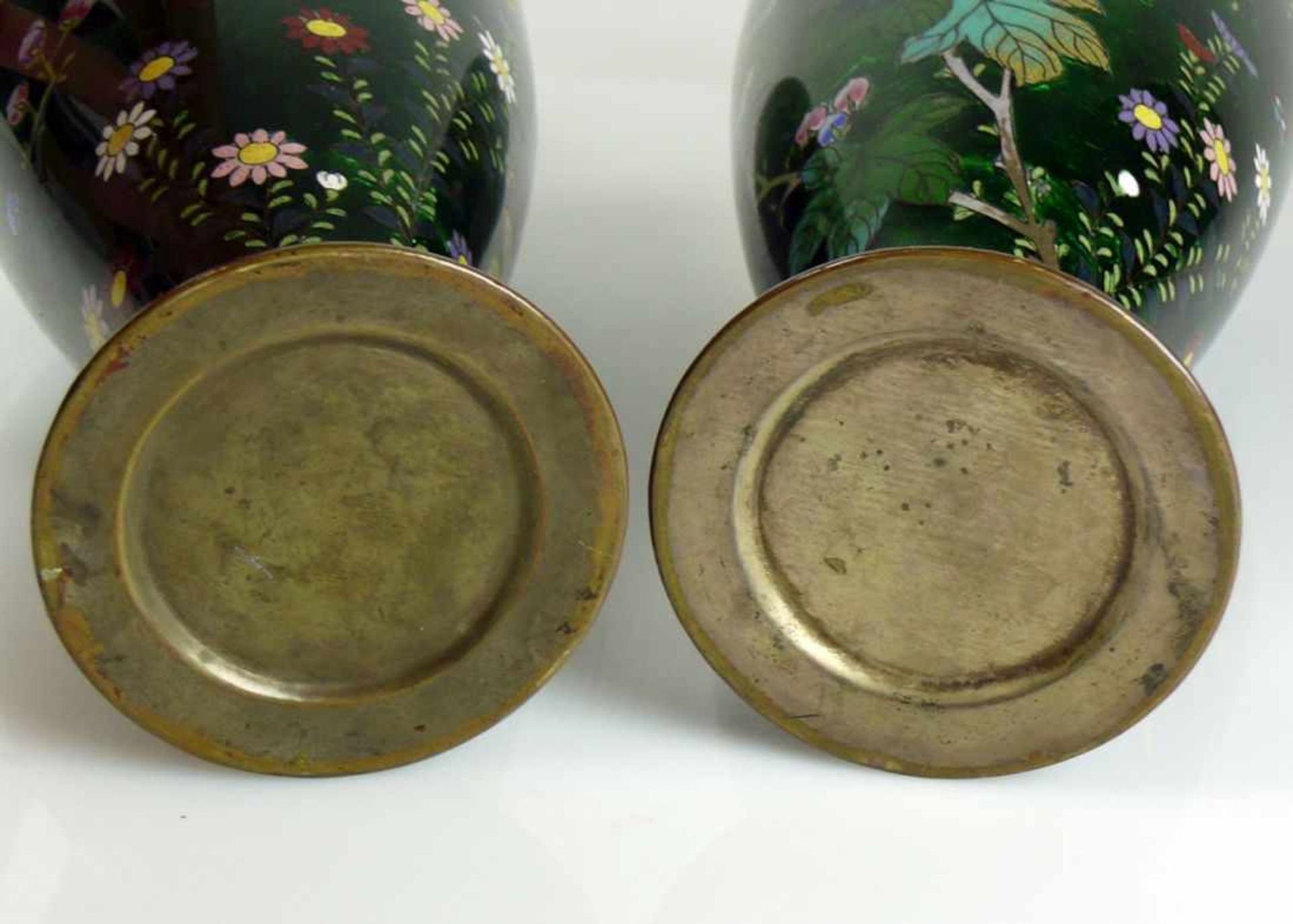 Paar Cloisonné-Vasen (China, um 1900)auf grünem Grund Blüten- und Insektendekor in farbigem Email; - Bild 4 aus 8