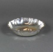 Kleine SchaleDeutsch, Silber 835; runde Form; gewellter Rand; D: 14 cm; H: 3 cm; 90g