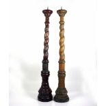 Antikes Paar Kerzenleuchter (18.Jh.)Holz geschnitzt; mehrfach profilierter Sockel und Schaft; die