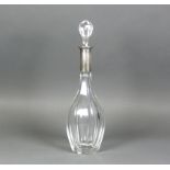 Karaffe (20.Jh.)geschliffener, dickwandiger Glaskorpus; kegelförmig; mit Montage in Silber 800;