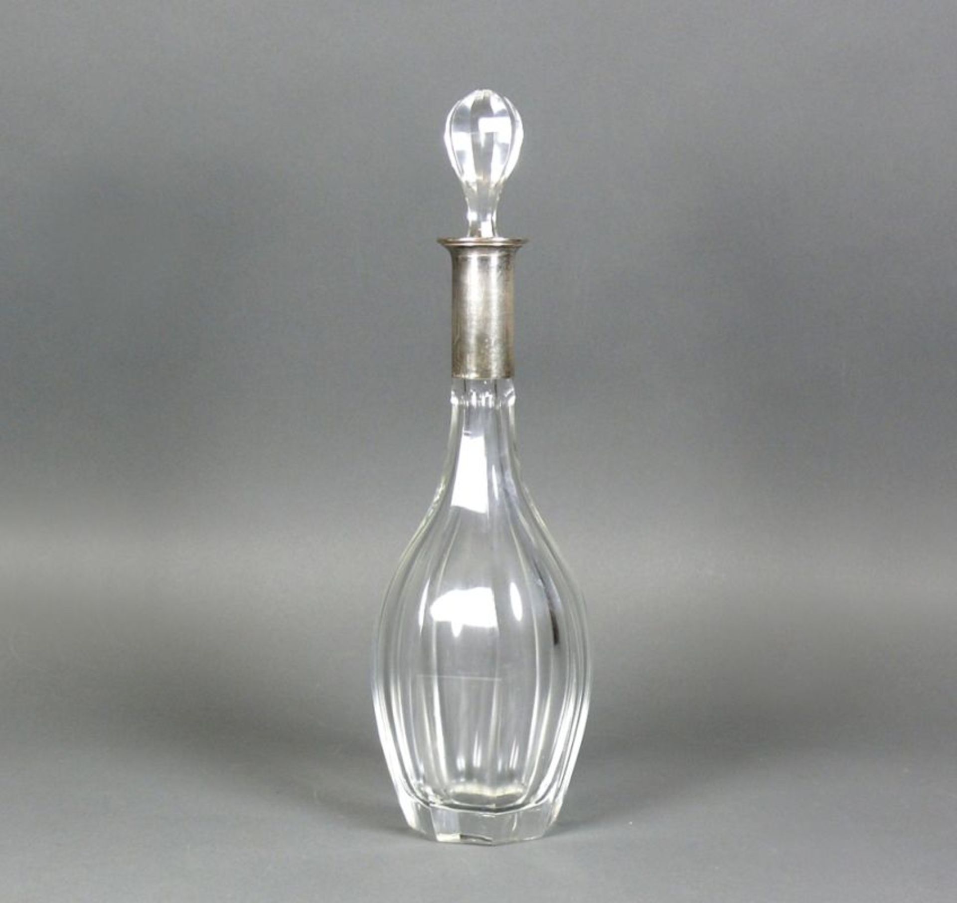 Karaffe (20.Jh.)geschliffener, dickwandiger Glaskorpus; kegelförmig; mit Montage in Silber 800;