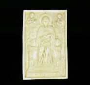 Darstellung "Maria"mit Jesuskind auf Thron sitzend; seitlich oben jeweils geflügelter Engel;