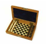Reise-Schachspiel (20.Jh.)Steckschach; komplett; in aufklappbarem Holzetui; 2,5 x 13,5 x 9 cm