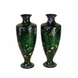 Paar Cloisonné-Vasen (China, um 1900)auf grünem Grund Blüten- und Insektendekor in farbigem Email;
