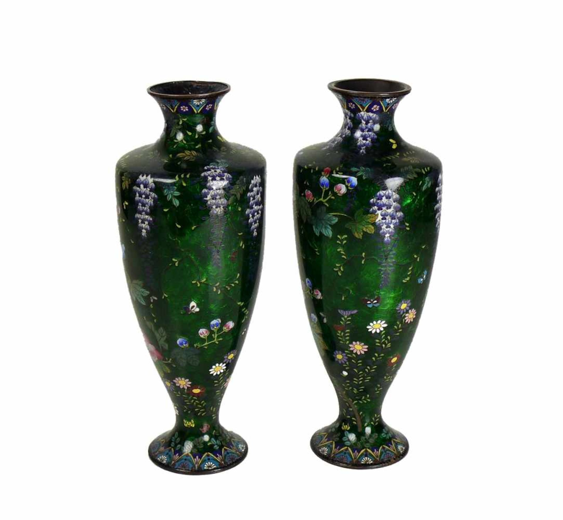 Paar Cloisonné-Vasen (China, um 1900)auf grünem Grund Blüten- und Insektendekor in farbigem Email;