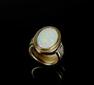 Damenring14ct GG; mit ovalem Opal-Cabochon besetzt; massive Ausführung; Ringgr. 56; 17,5g