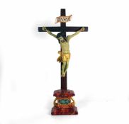 Christuskreuz (19.Jh.)vollrund geschnitzter und farbig gefasster Korpus; auf marmoriertem