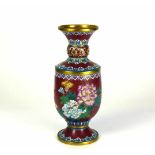 Cloisonné-Vase (China)auf rotem Grund farbiger Blütendekor mit Vogel; H: 26 cm; D: 8,5 cm