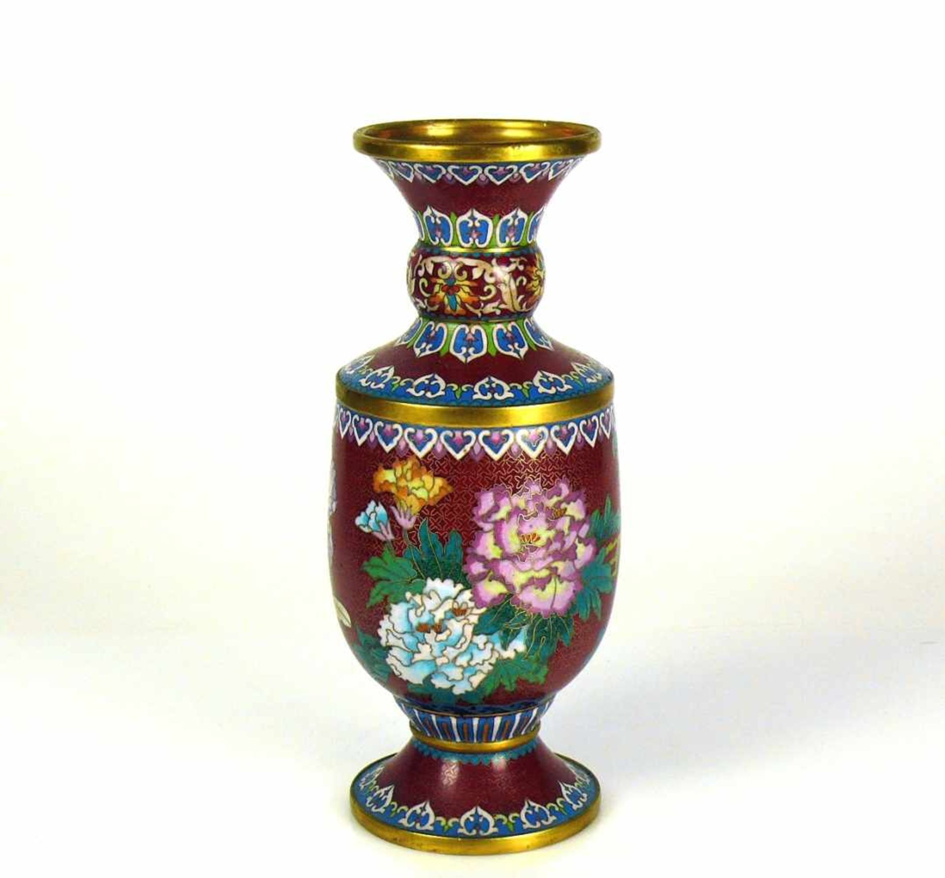 Cloisonné-Vase (China)auf rotem Grund farbiger Blütendekor mit Vogel; H: 26 cm; D: 8,5 cm