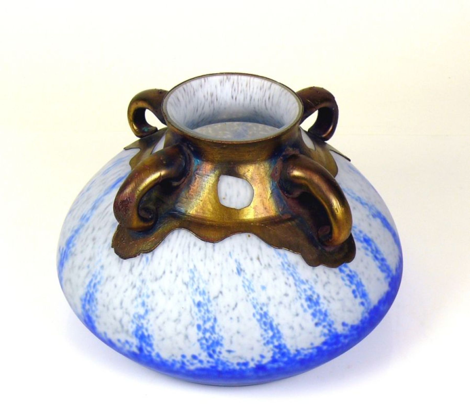 Vase (Frankreich, Anfg. 20.Jh.)farbloses Glas mit eingeschmolzenem Fleckendekor in weiß und blau; - Bild 2 aus 2