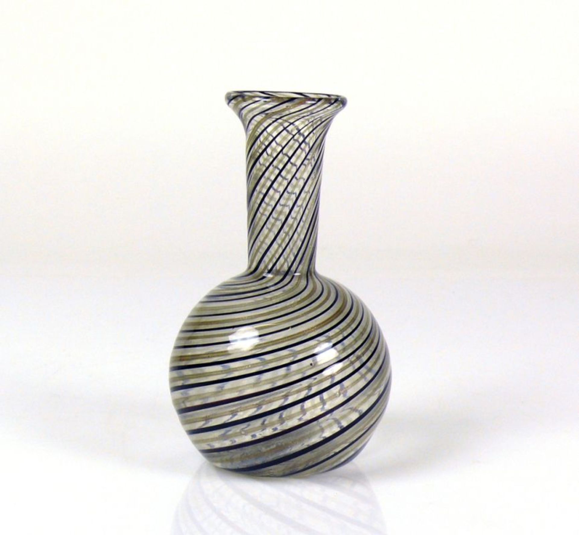 MURANO-Vase (2.H.20.Jh.)kugelförmiger Korpus mit gestrecktem Hals; farbloses Glas mit schräg