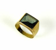 Herrenring14ct GG; besetzt mit geschliffenem Turmalin (oben flach); Ringgr. 61; 6,6g