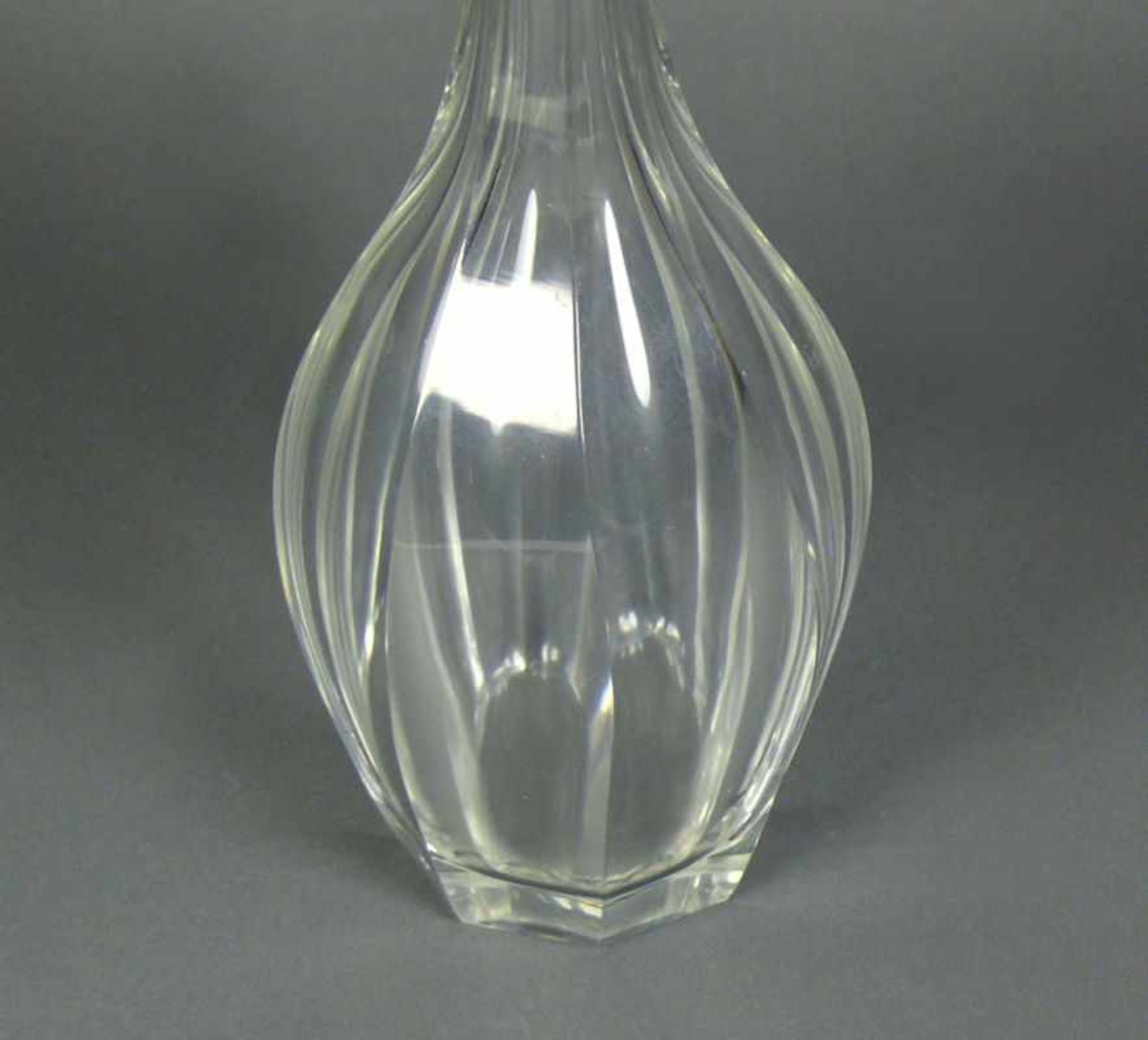Karaffe (20.Jh.)geschliffener, dickwandiger Glaskorpus; kegelförmig; mit Montage in Silber 800; - Image 4 of 4