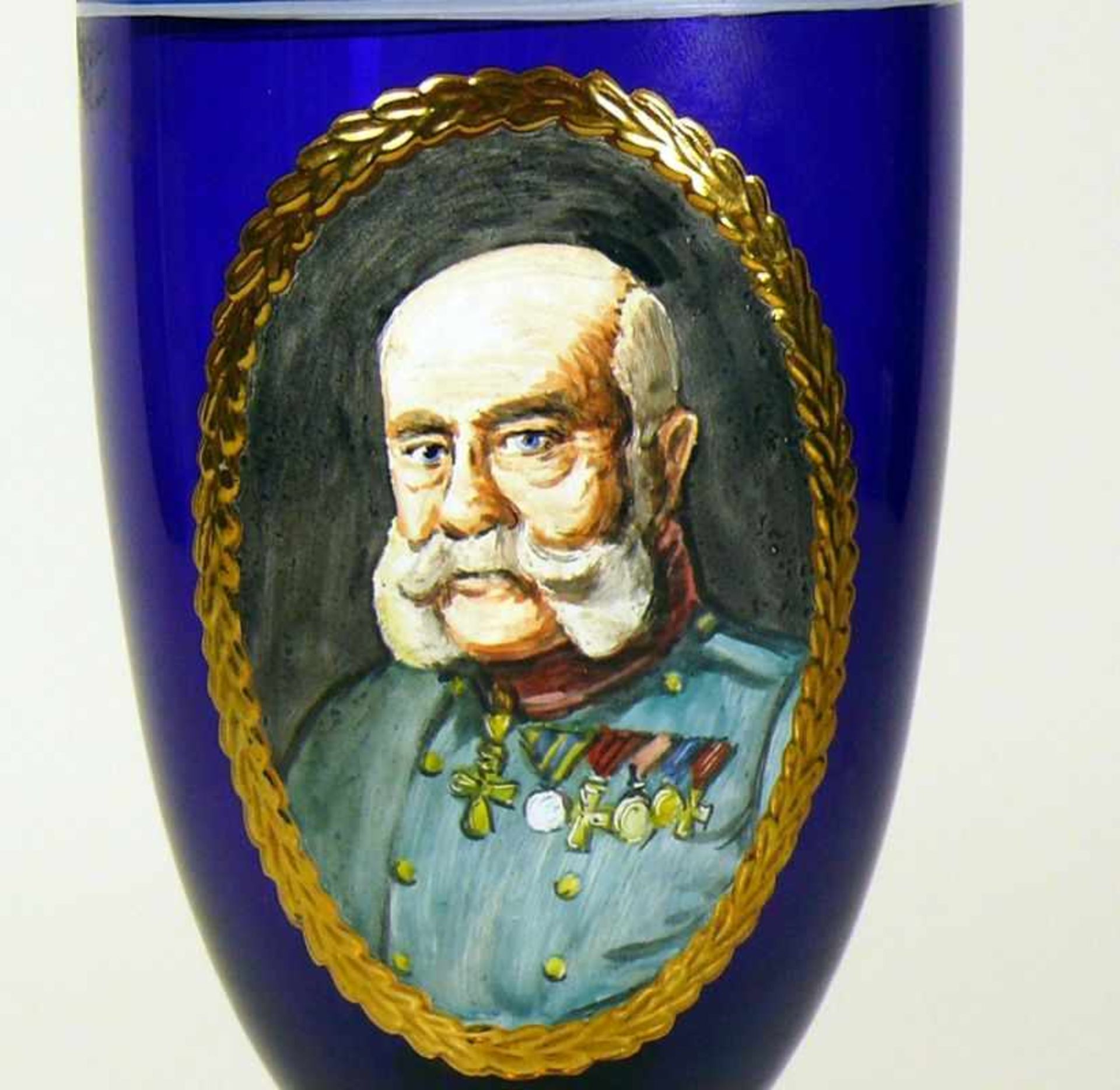 Deckelpokal (Böhmen, 19./20.Jh.)dunkelblaues Glas; Deckel, Stand und Schaft verg.; frontseitig - Image 2 of 3