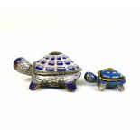 2 Cloisonné-Schildkröten (China)L: 9 bzw. 5,3 cm; farbiger Dekor