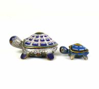 2 Cloisonné-Schildkröten (China)L: 9 bzw. 5,3 cm; farbiger Dekor