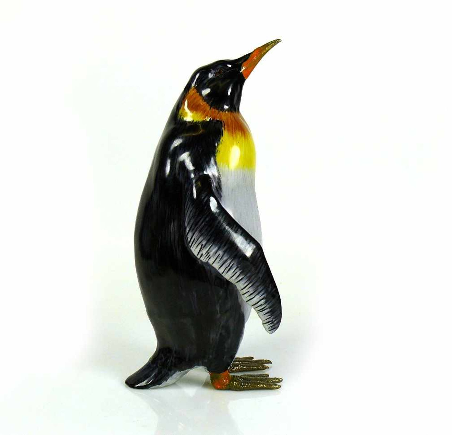 Pinguin (1.H.20.Jh.)stehend; farbig bemalter Dekor; Metallfüße; Unterseite mit Resten einer - Image 2 of 5