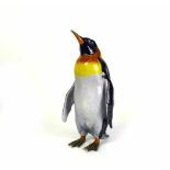 Pinguin (1.H.20.Jh.)stehend; farbig bemalter Dekor; Metallfüße; Unterseite mit Resten einer