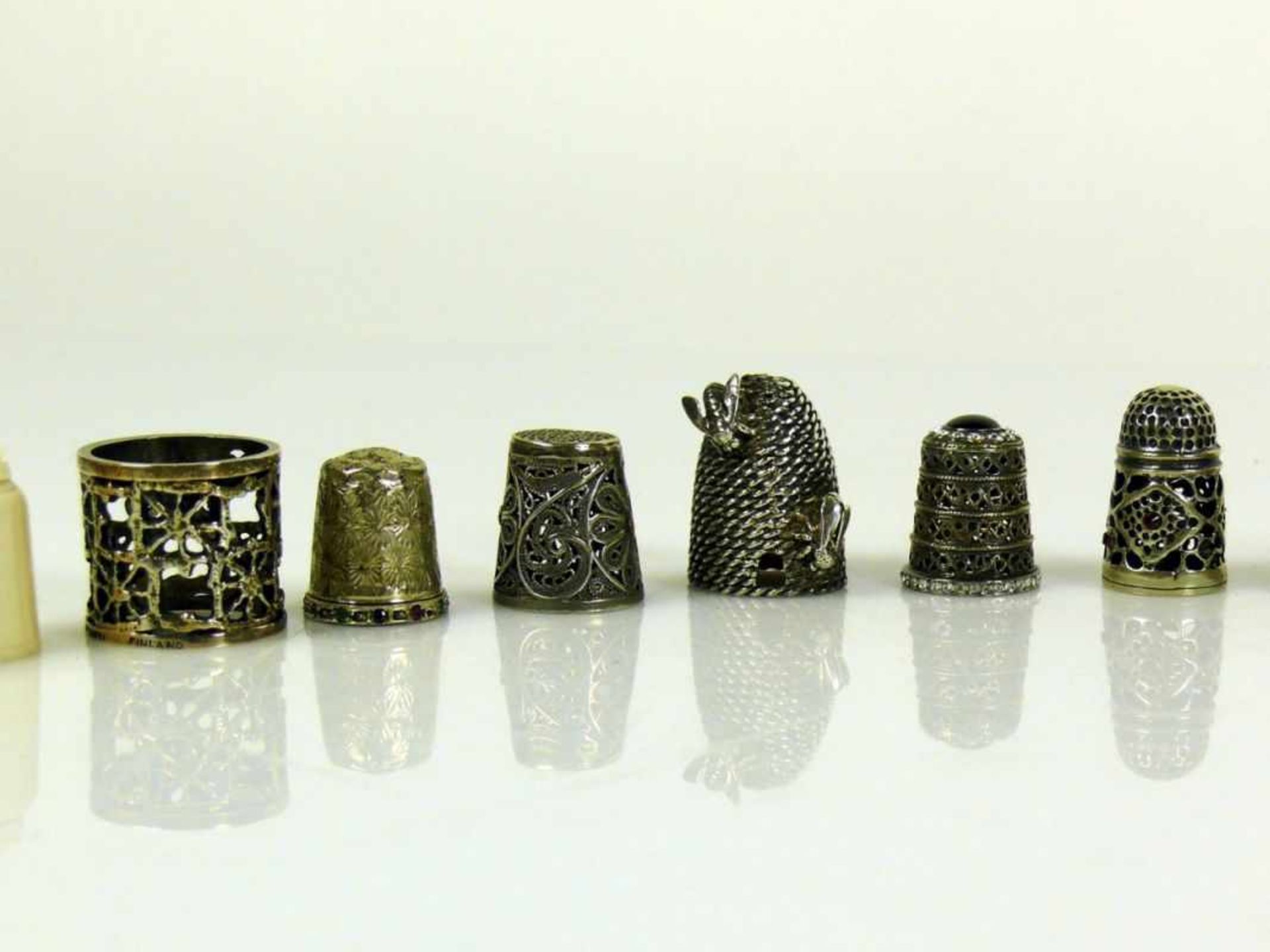 Sammlung Fingerhüte (20.Jh.)24 Stück; Silber (7x), Porzellan, Horn, Elfenbein, Email, Glas; dazu: - Bild 5 aus 6