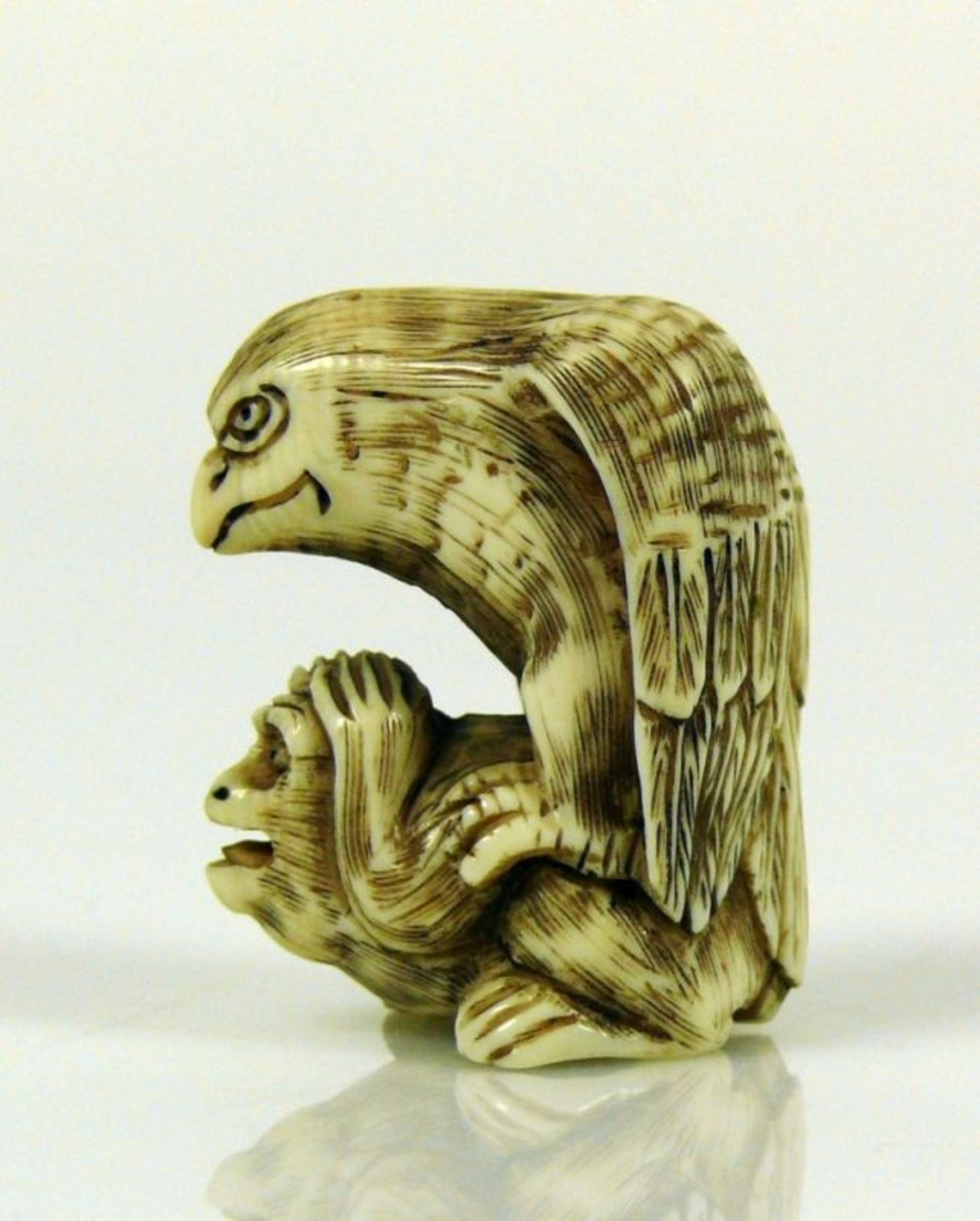 Netsuke (Japan, um 1900)"Adler auf Affe sitzend"; Elfenbein, geritzt und dunkel staffiert; - Image 3 of 5