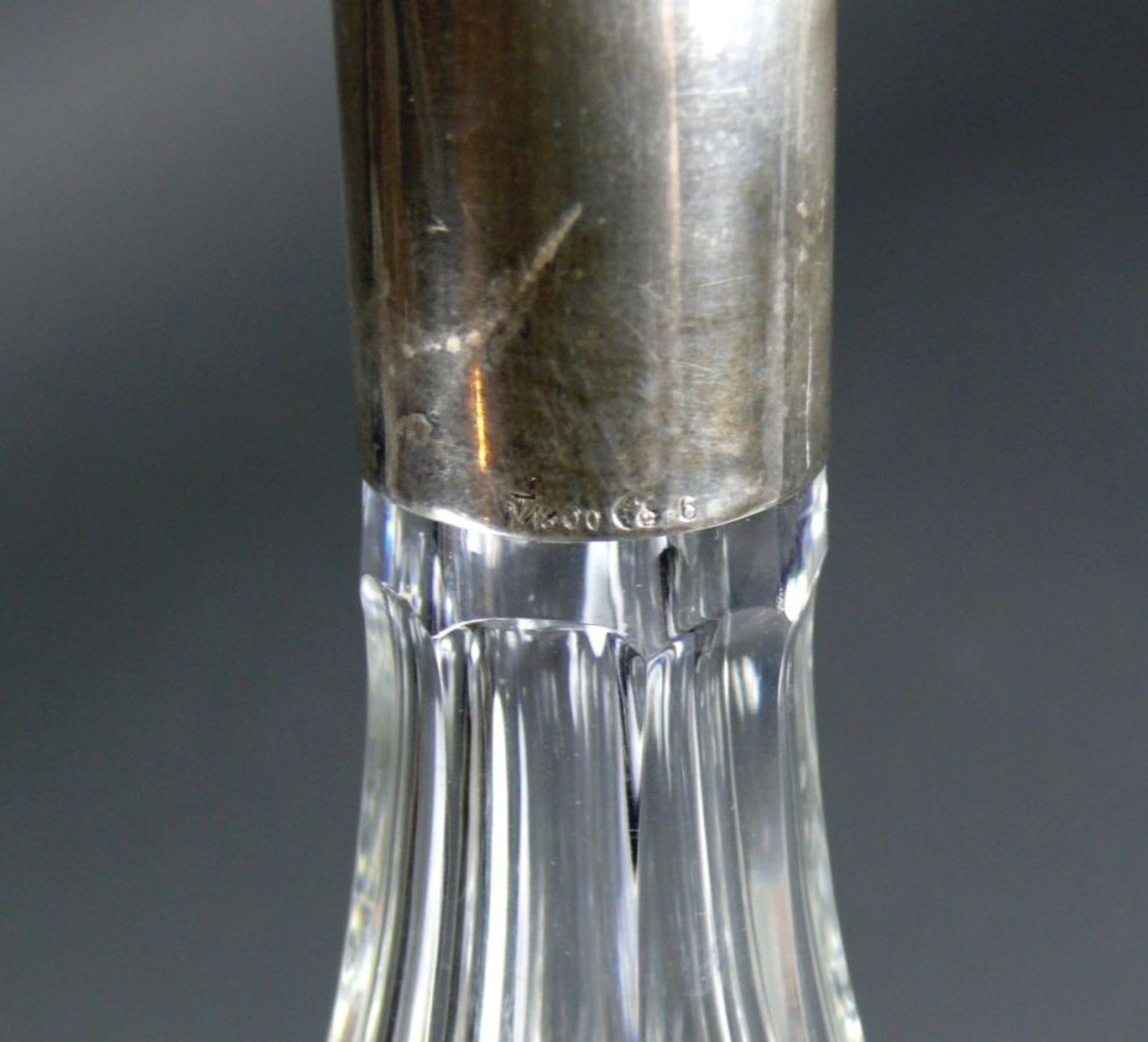 Karaffe (20.Jh.)geschliffener, dickwandiger Glaskorpus; kegelförmig; mit Montage in Silber 800; - Image 3 of 4
