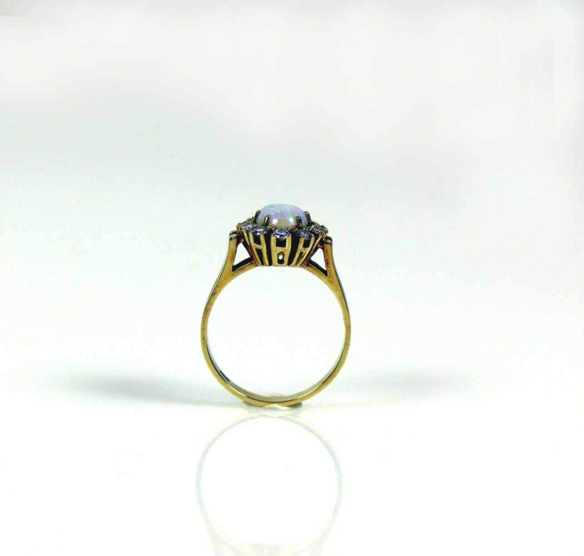 Damenring14ct GG; besetzt mit ovalförmigem Opal-Cabochon; umrahmt von 12 kleinen Brillanten zus. ca. - Bild 3 aus 3