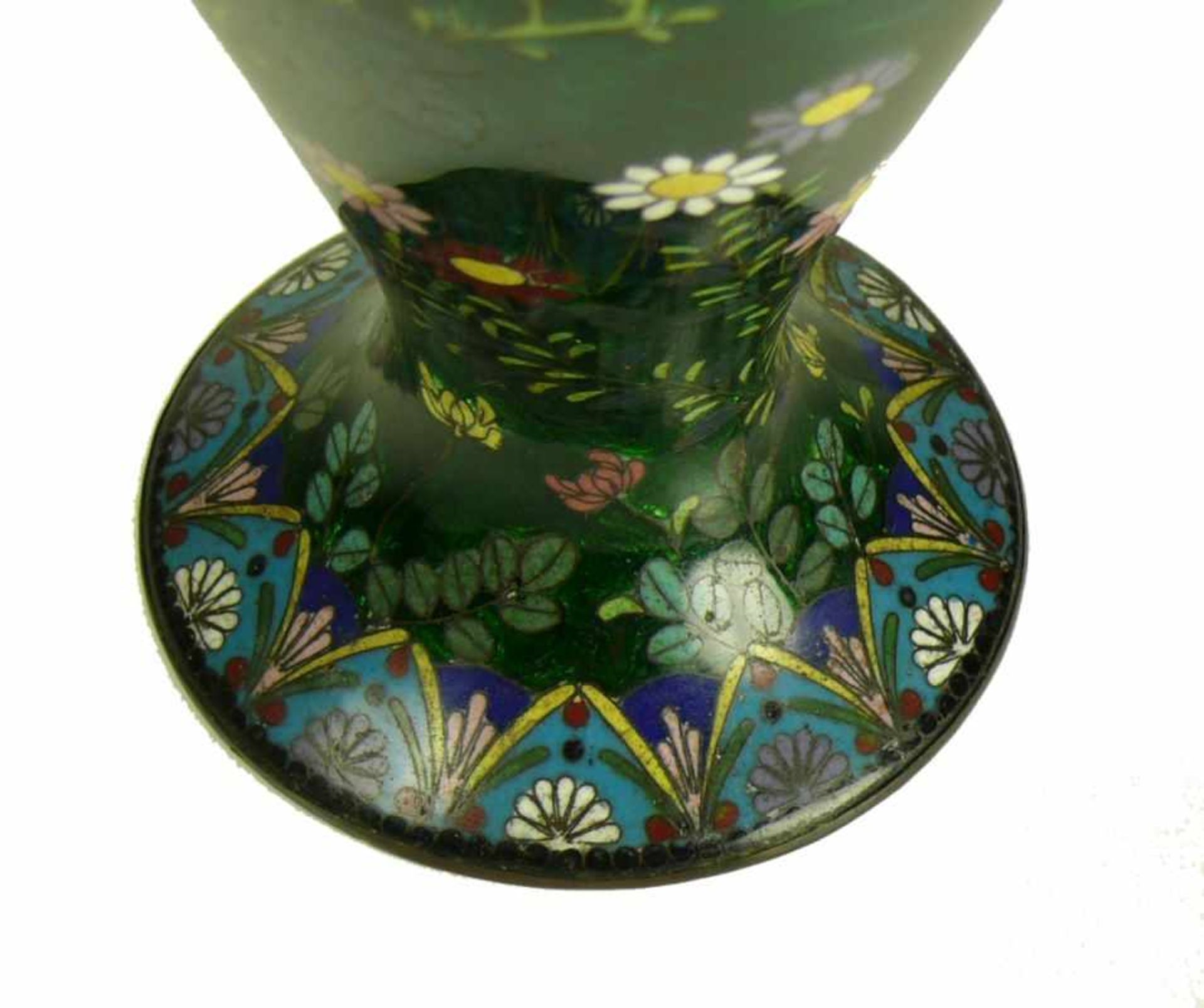 Paar Cloisonné-Vasen (China, um 1900)auf grünem Grund Blüten- und Insektendekor in farbigem Email; - Bild 6 aus 8
