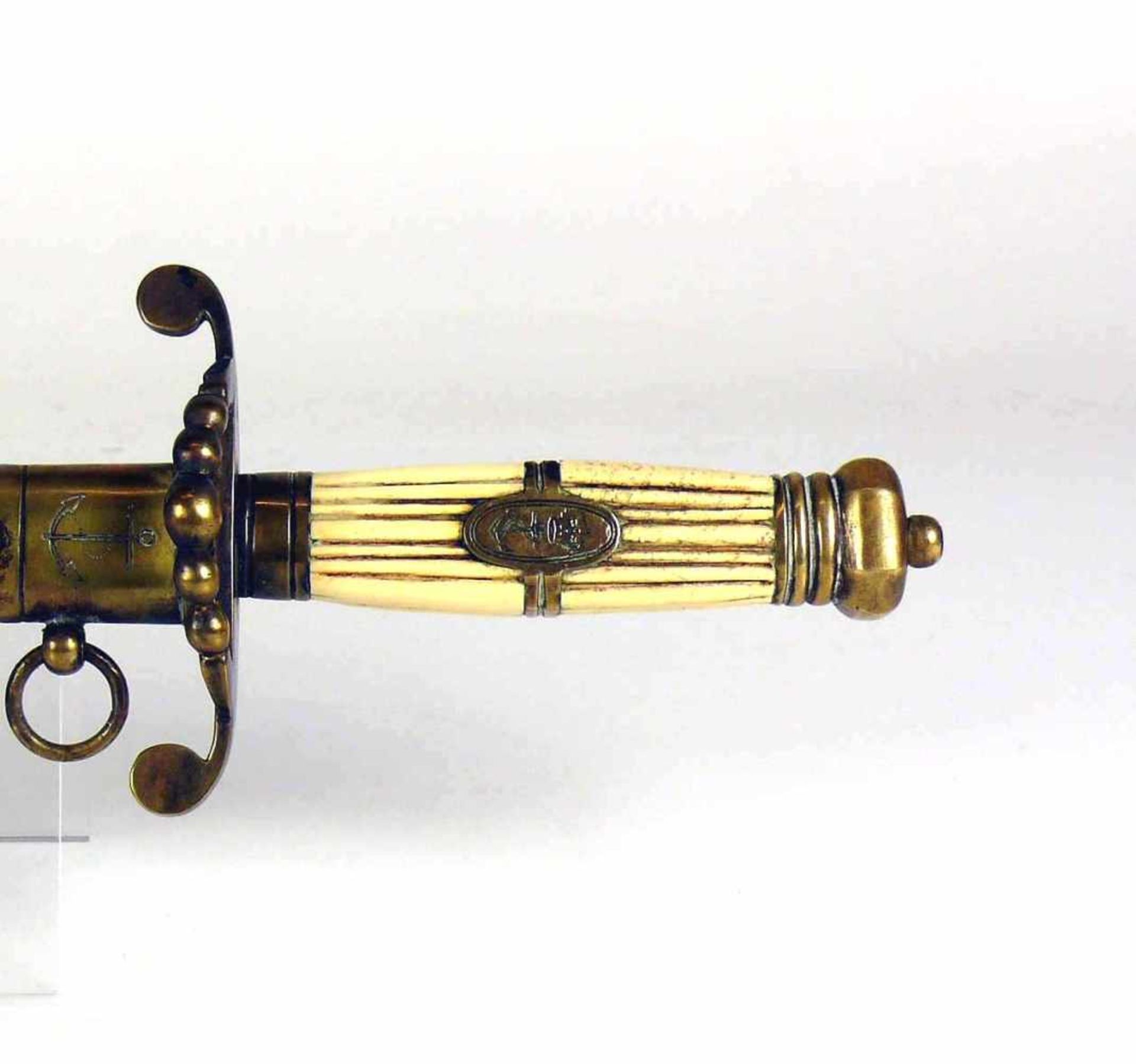 Marinedolch (um 1900)Lederscheide mit Messing-Applikationen; Griff in Messing bzw. beinfarbigem - Image 2 of 3