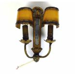 Wandlampe (19.Jh.)Holz geschnitzter Korpus; 2-armig; elektrifiziert; H: 29 cm