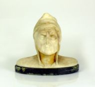 Dante-Kopf (20.Jh.)Alabaster; auf ovalem, marmoriertem Steinsockel; 20 x 22 x 11 cm