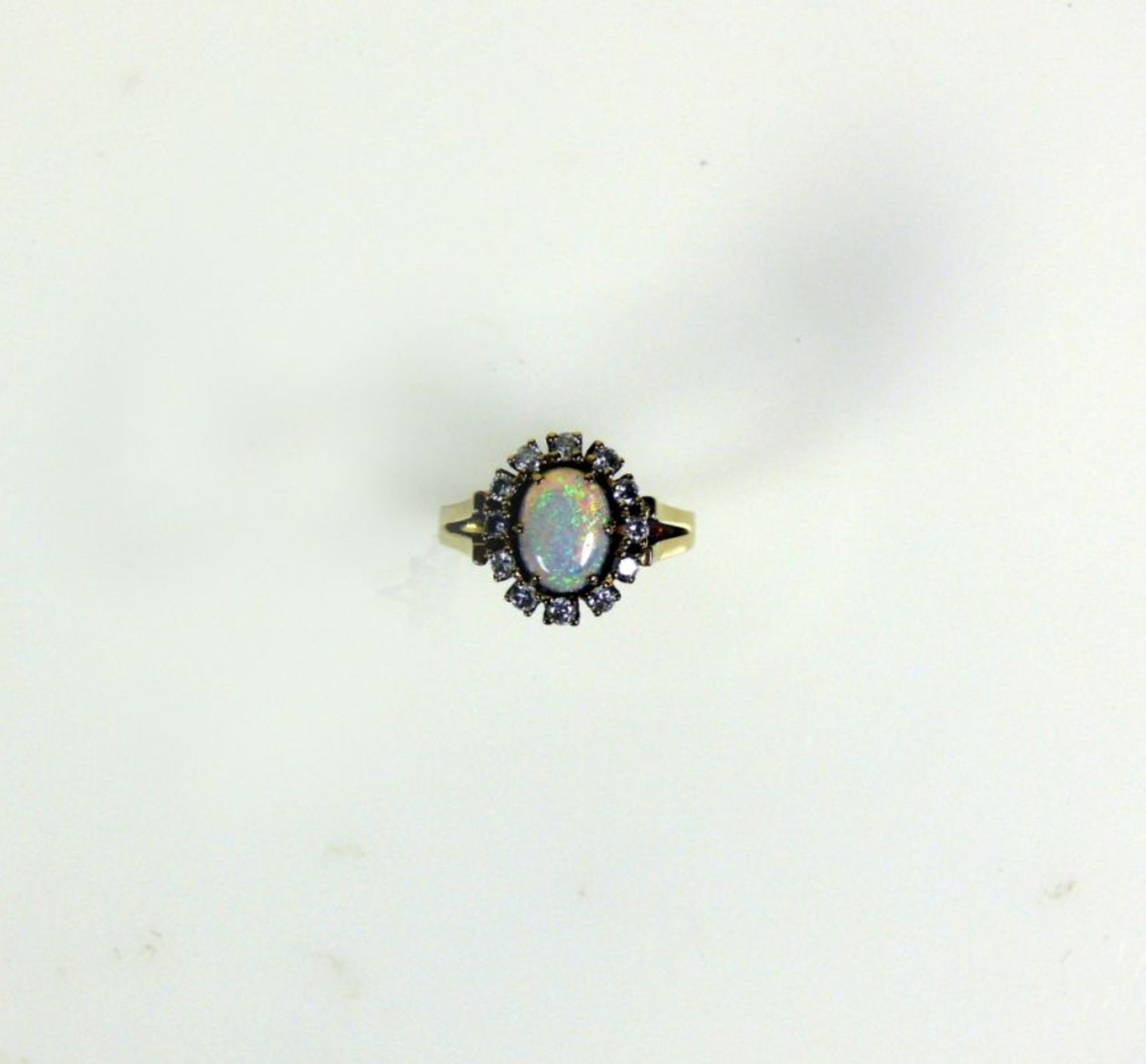 Damenring14ct GG; besetzt mit ovalförmigem Opal-Cabochon; umrahmt von 12 kleinen Brillanten zus. ca. - Bild 2 aus 3