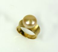 Damenring18ct GG; besetzt mit großer Zuchtperle (D: 12 mm); 8,5g; Ringgr. 53