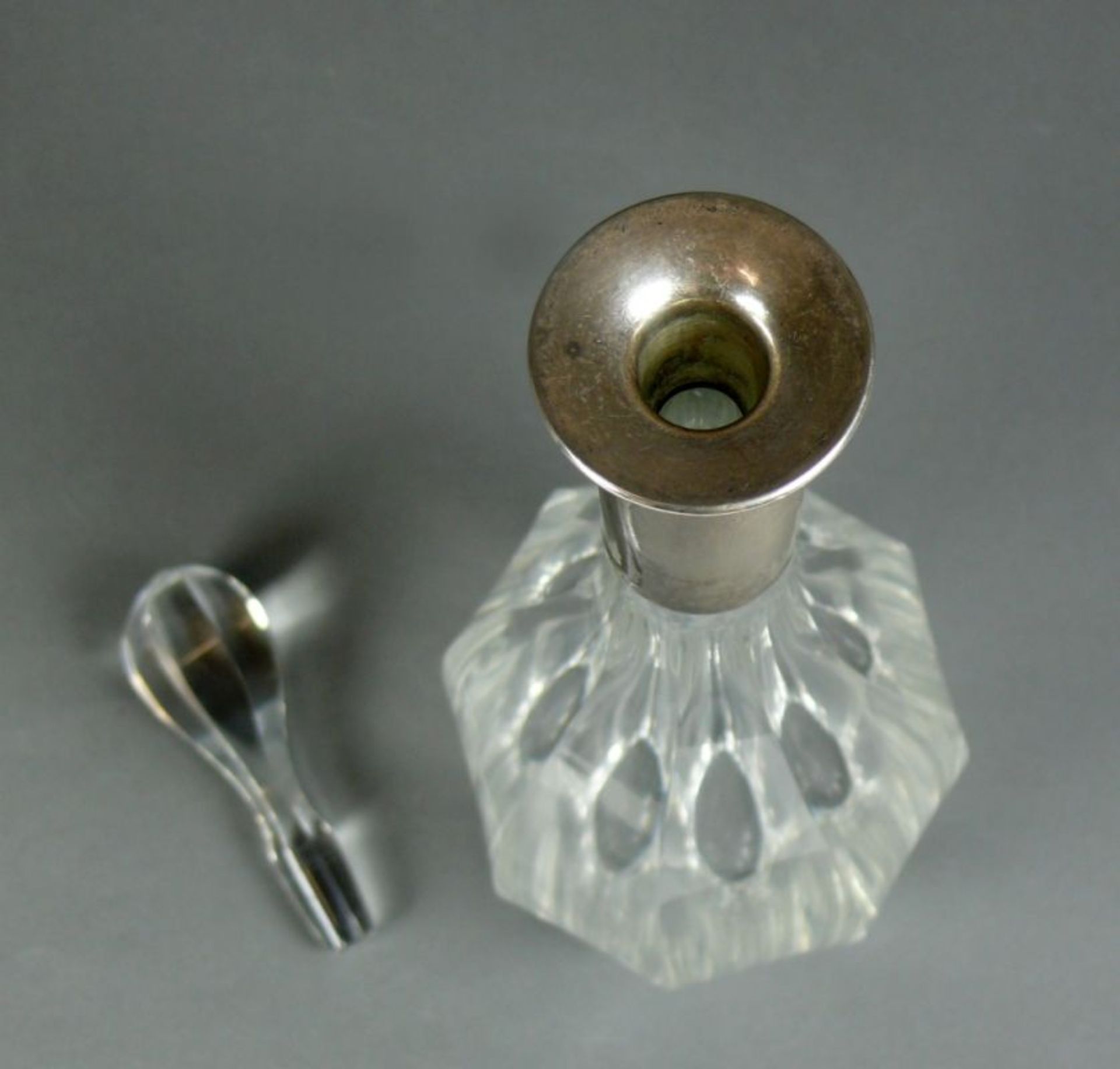 Karaffe (20.Jh.)geschliffener, dickwandiger Glaskorpus; kegelförmig; mit Montage in Silber 800; - Image 2 of 4