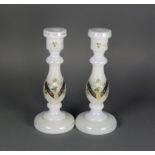 Paar Kerzenleuchter (Mitte 19.Jh.)Milchglaskorpus; mittig umlaufend mit farbig emailliertem