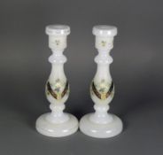 Paar Kerzenleuchter (Mitte 19.Jh.)Milchglaskorpus; mittig umlaufend mit farbig emailliertem