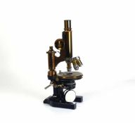 MikroskopLeitz Wezlar Nr. 45961; Gußgestell und Messing; 3 Leitz-Okulare; H: 32 cm