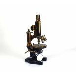 MikroskopLeitz Wezlar Nr. 45961; Gußgestell und Messing; 3 Leitz-Okulare; H: 32 cm