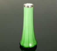 Vase (London, 1923)lindgrünes Glas mit vertikalem Rillendekor; Vasenmündung mit Sterlingsilber-