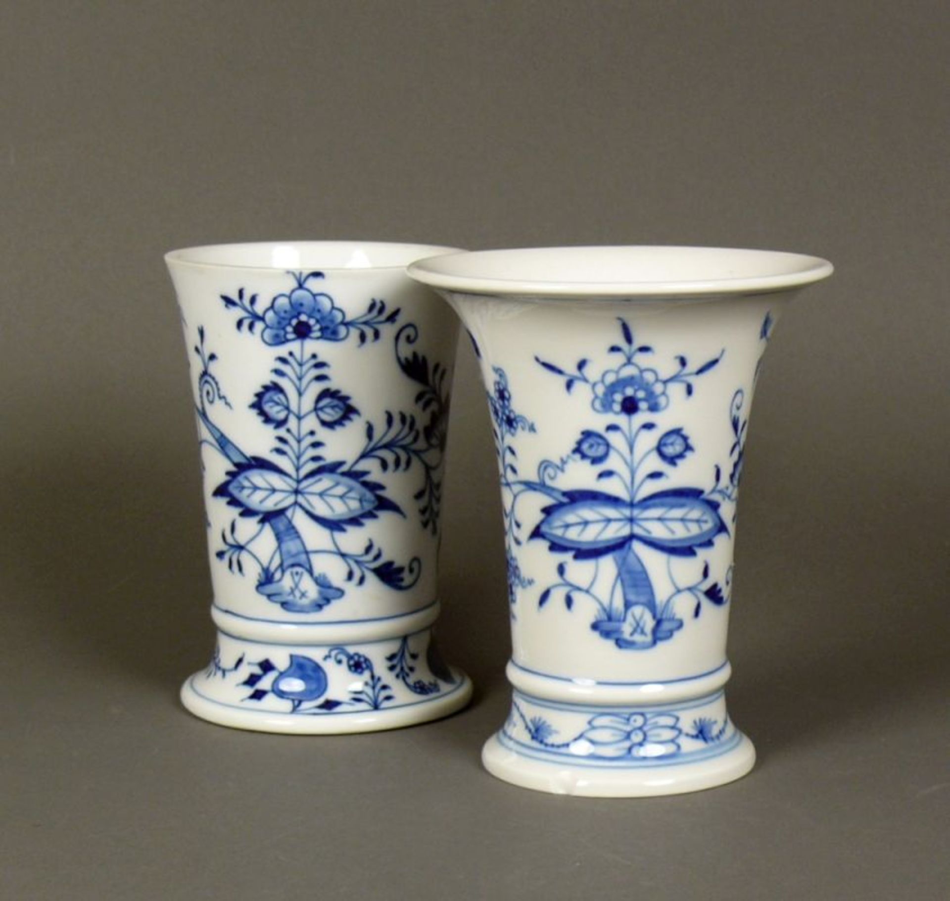 2 Vasen (Meissen, 1.H.20.Jh.)jeweils bl. Zwiebelmuster; 1x am Stand best., 1x mit abgeschliffenem