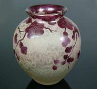 Jugendstil-Vase (um 1920)"Legras"; kugelförmiger Korpus; auf geeistem Grund geschnittener