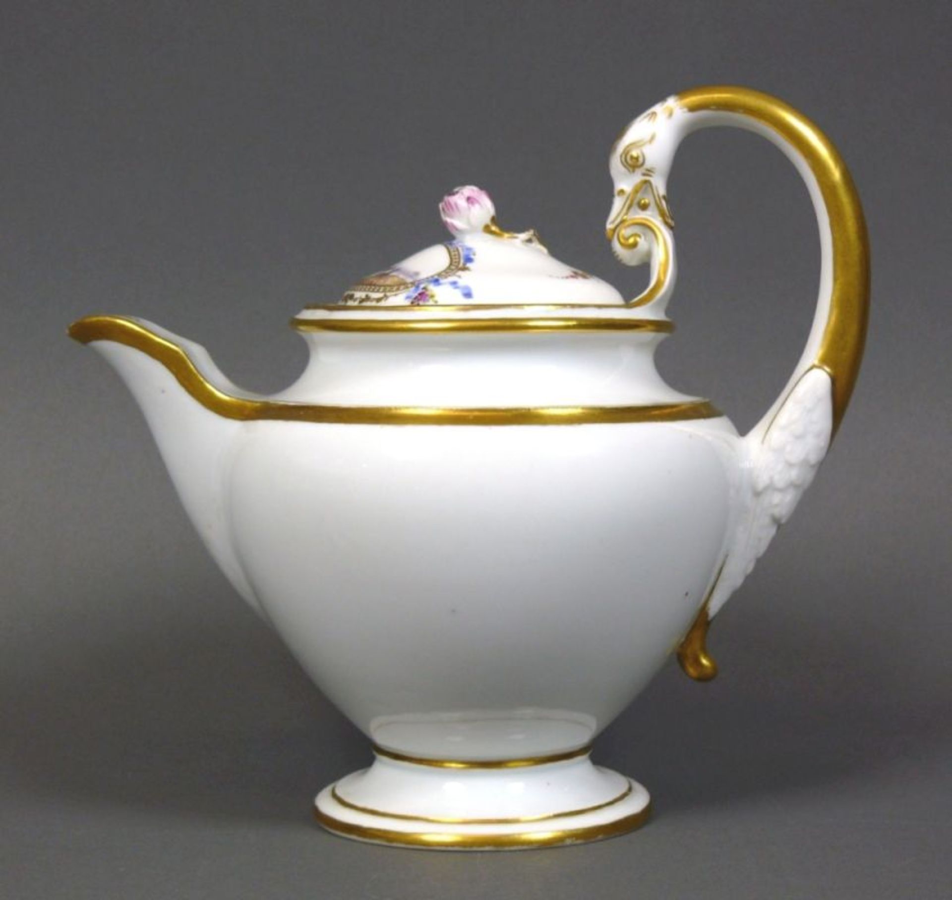 Teekanne (Meissen, um 1820)mit Schwanenhenkel; dieser sowie Ränder verg.; gewölbter Deckel mit - Bild 2 aus 4