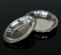 2 kleine Schalenjeweils Deutsch, Silber 835; 1x rund; 1x oval (15 x 10 cm); profilierter,