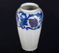 Vase (Fraureuth, Kunstabteilung, 1.H.20.Jh.)blauer Blatt- und Blütendekor mit Schmetterlingen; H: 30